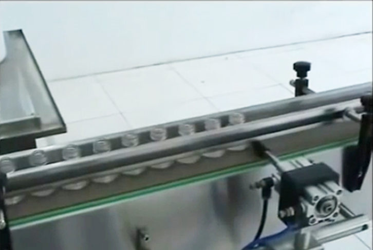 Пневматическая разливочная машина с 10 головками для всех видов линейного автоматического наполнителя жидких продуктов3