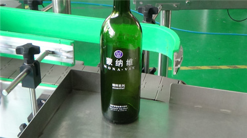 Вертикальные автоматы для этикетирования красного вина с автоматической системой подачи бутылок с круглым поворотным столом